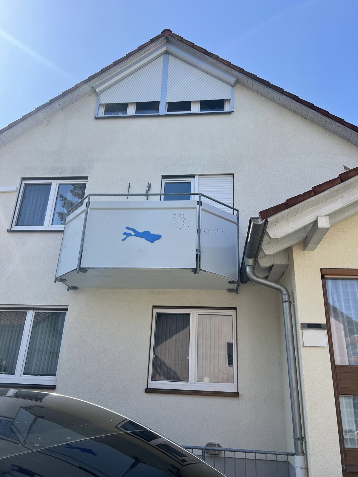 Einfamilienhaus mit verwitterter Fassade und Holzgiebel vor dem Neuanstrich